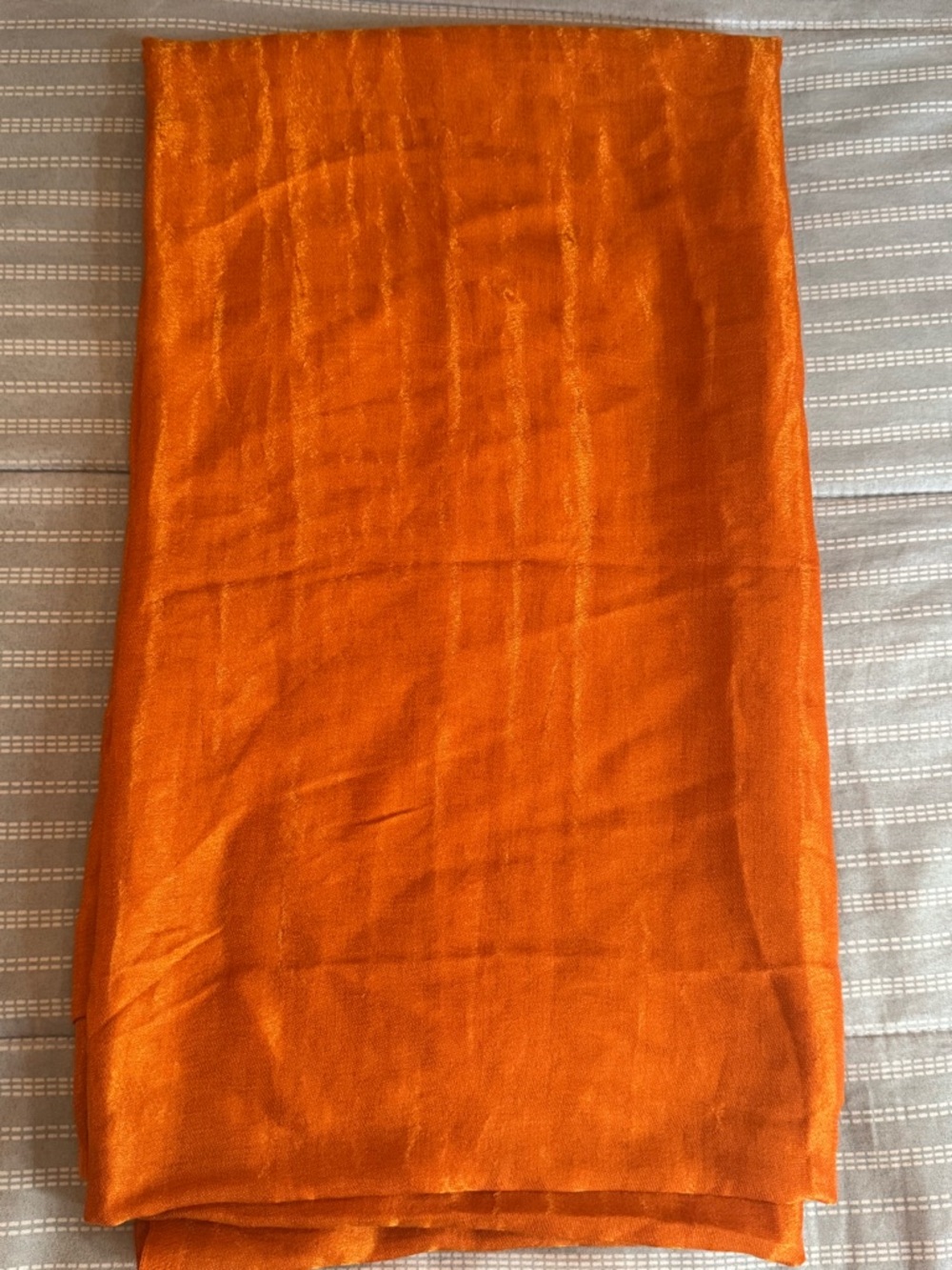 NICOBLU-JOSEPHINE REVERSIBLE PASHMINA SHAWL IN GOLD SHIMMER ORANGE. - Picture 3 of 8